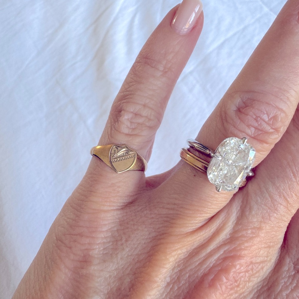 Vintage yellow gold engraved signet pinky ring - size 3